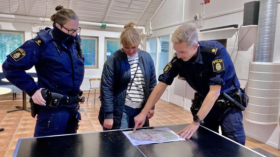 Områdespoliserna Marie Andersson och Kim Jagerheim tittar på kartan över Råslätt tillsammans med Susanna Grahn, bostadsansvarig på JU, inför kvällens vandring.