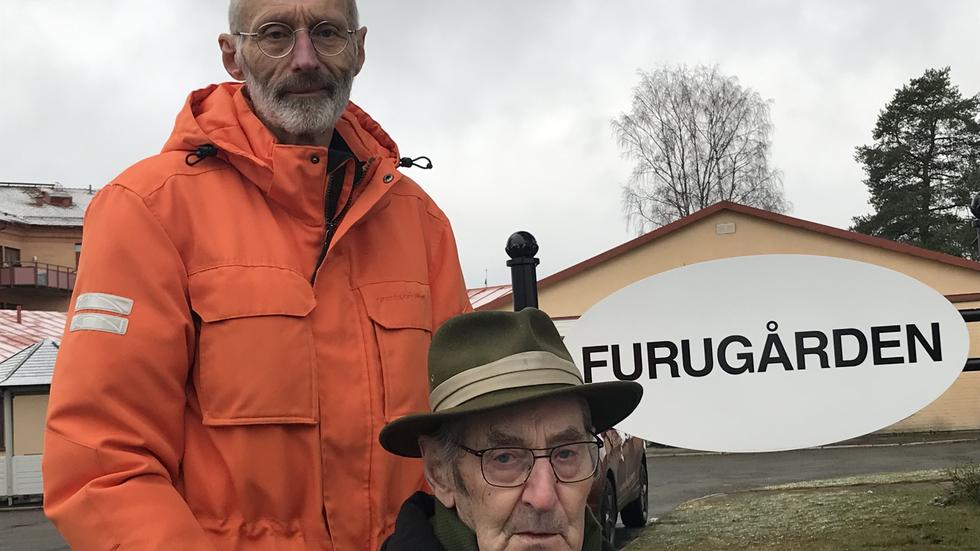 Helmut Lanner tillsammans med sonen Håkan, som nu begär skadestånd hos Vaggeryds kommun.