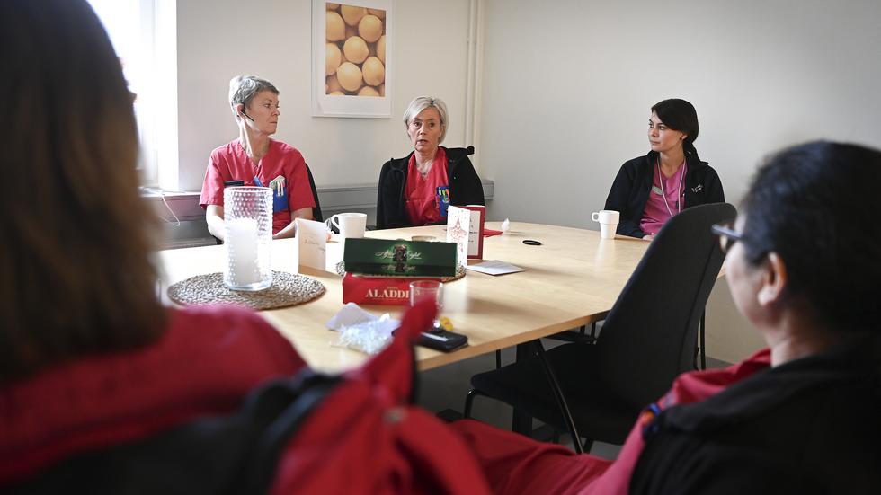 Undersköterskorna Marie Johansson och Maria Linusson samt distriktssköterskan Johanna Sågby Hagelberg anser att bristen på p-platser för de anställda i kasernhuset på A6 är ett stort problem för de anställda.