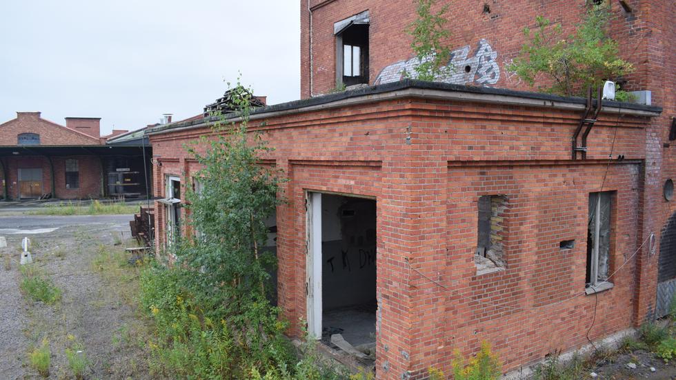 Under flera år har byggnaderna vid Munksjömagasinen förfallit. 