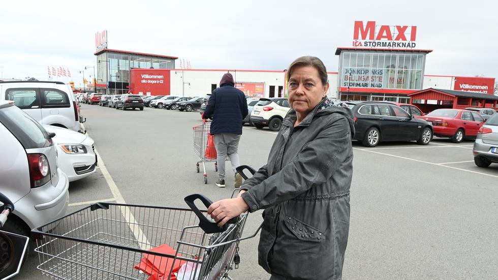 Eva Jansson från Norrahammar känner att vi har börjat slarva med att hålla avstånd i butikerna. –Jag kände mig säkrare förut, säger Eva.