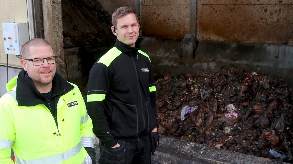 Matavfall från de nio AÖS-kommunerna landar på biogasanläggningen i Falköping när Jönköpingsanläggningen har problem. Driftschef Erik Arnesson och IT-ingenjör  Emanuel Fredriksson har öppnat dörrarna till hallen där avfallet tippas.    