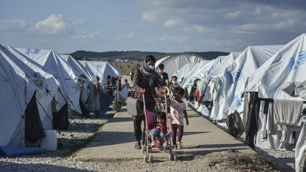 Migranter i ett flyktingläger på den grekiska ön Lesbos under 2020.
