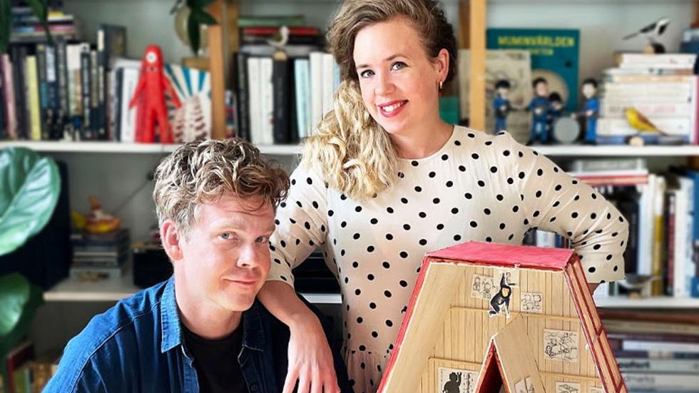 Arkitekterna Jonas Tjäder och Maja Knochenhauer får Elsa Beskow-plaketten för sin ABC-bok.

Bild: Lotten Tjäder Knochenhauer