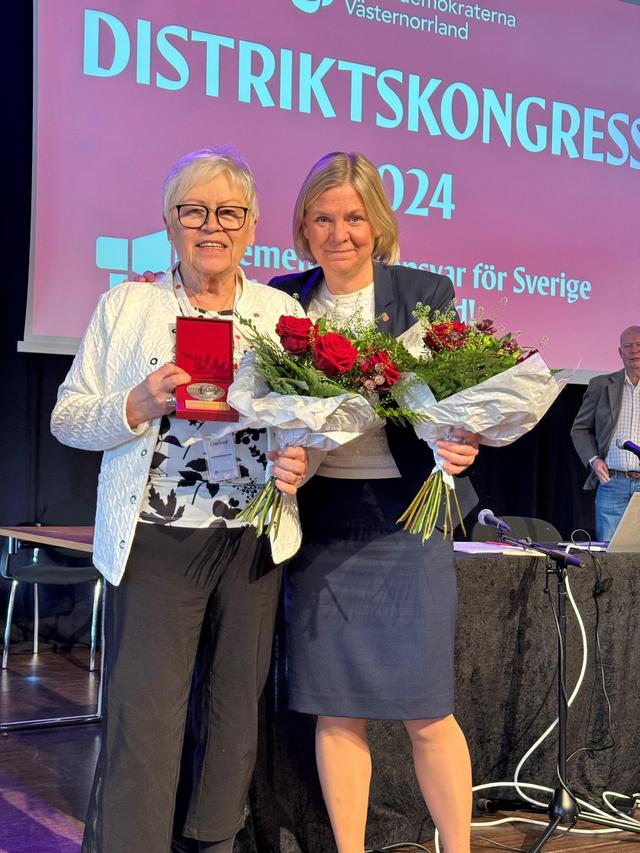 Elvy Söderström tilldelas Tage Erlander-medaljen av partiordförande Magdalena Andersson. Elvy har varit och är fortfarande en stor samhällsutvecklare, och som ser medmänniskan och ger stöd.