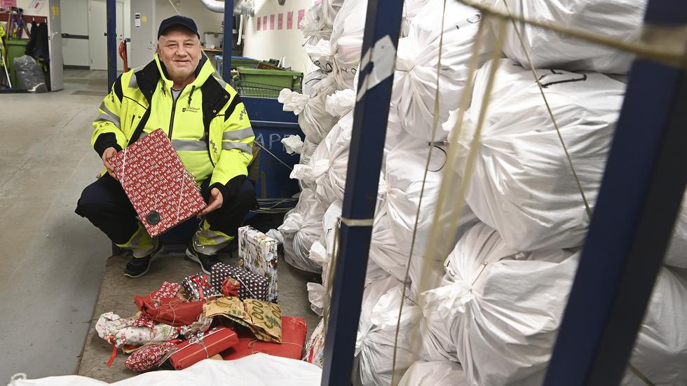 Det enda spåret var barnens namn på de övergivna julklapparna. Nu har ’julmysteriet’ blivit löst – och Berzad Hamidovic på Jönköpings klädinsamling kan pusta ut.