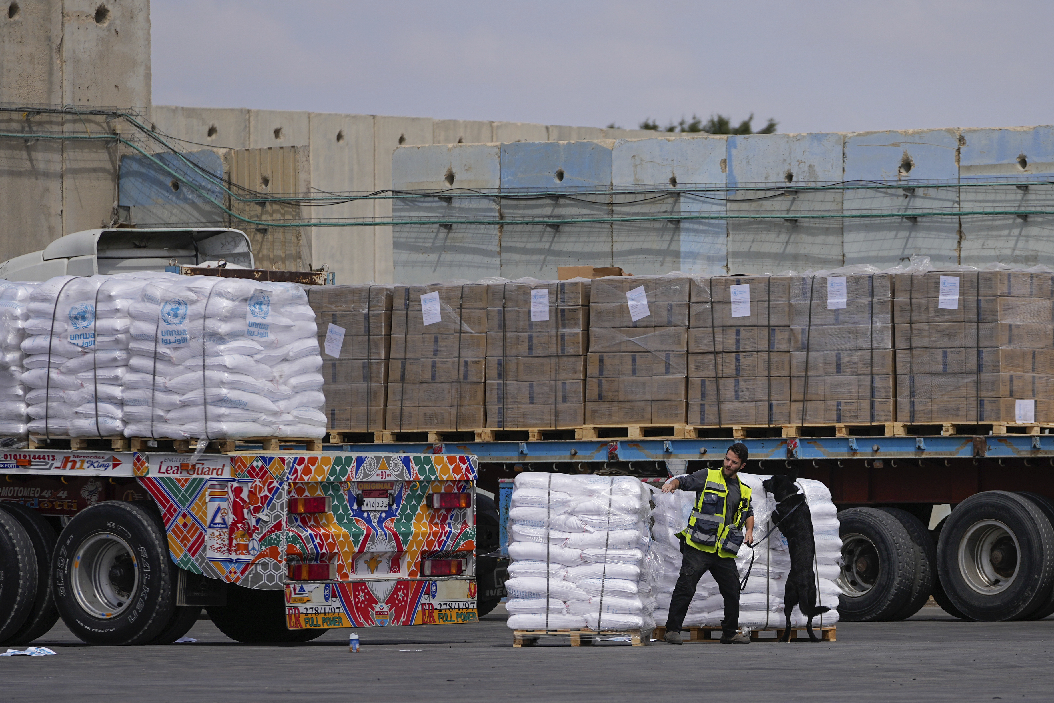 Lastbilar med nödhjälp till Gazaremsan inspekteras vid gränsövergången Kerem Shalom i mars.
