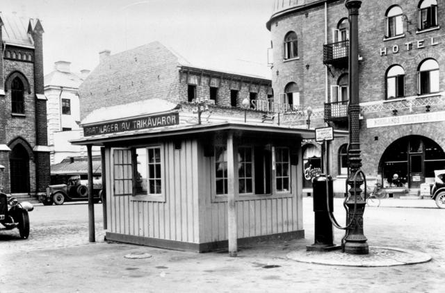 På 1930-talet sålde Shell bensin och andra förnödenheter dygnet runt i en liten kur på Centralplan i Gävle. Foto: Länsmuseet Gävleborg
