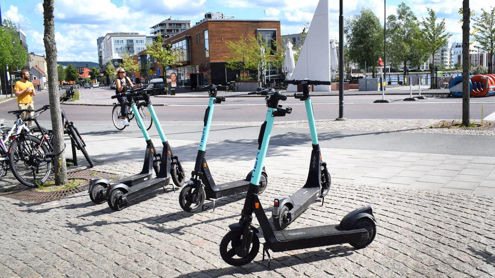 Utströdda elsparkcyklar på gator och torg har blivit ett välbekant inslag i svenska städer, här vid Hamnkanalen i centrala Jönköping.