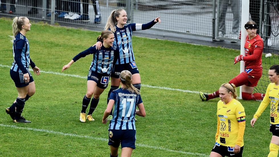 Jubel i Husqvarna FF. Amanda Samuelsson har precis gjort 2-1 och gratuleras närmast av Petronella Lindström.