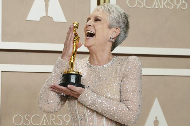 Jamie Lee Curtis hyllade sina skådisföräldrar Tony Curtis och Janet Leigh efter att ha fått sin första Oscar.
