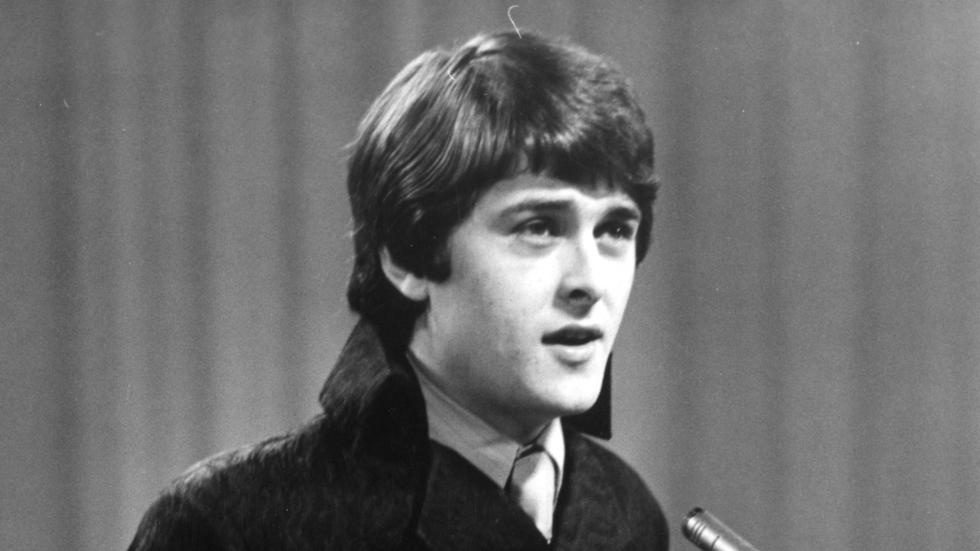Claes-Göran Hederström sjunger Sveriges bidrag "Det börjar verka kärlek banne mej" i Eurovision Song Contest i London 1968. Arkivbild.