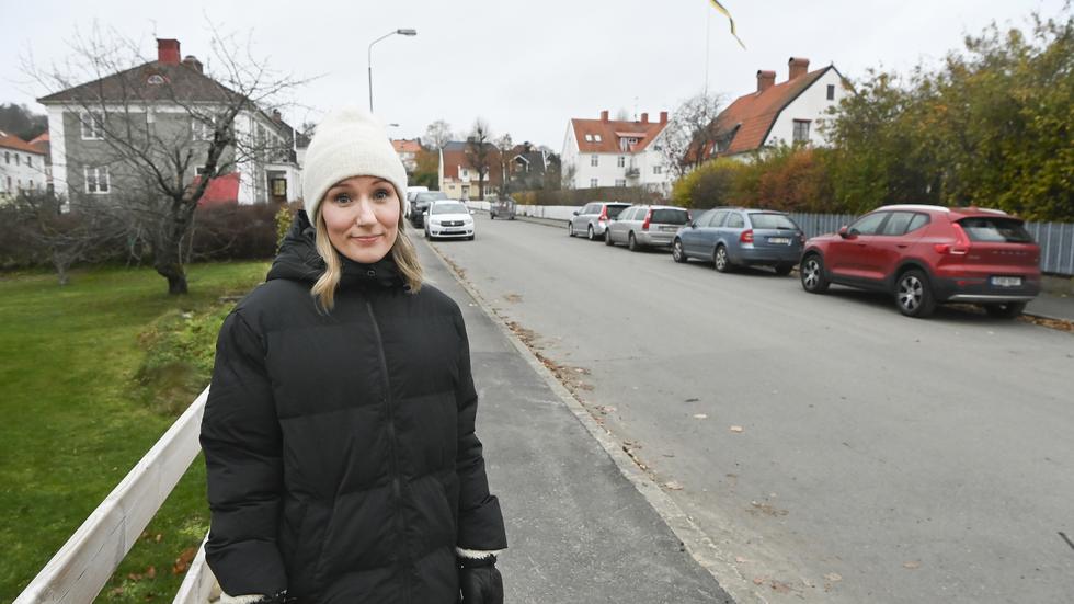 Karin Melin Mattsson som bor i området tycker att trafiksituationen har blivit bättre sedan boendeparkering infördes. 