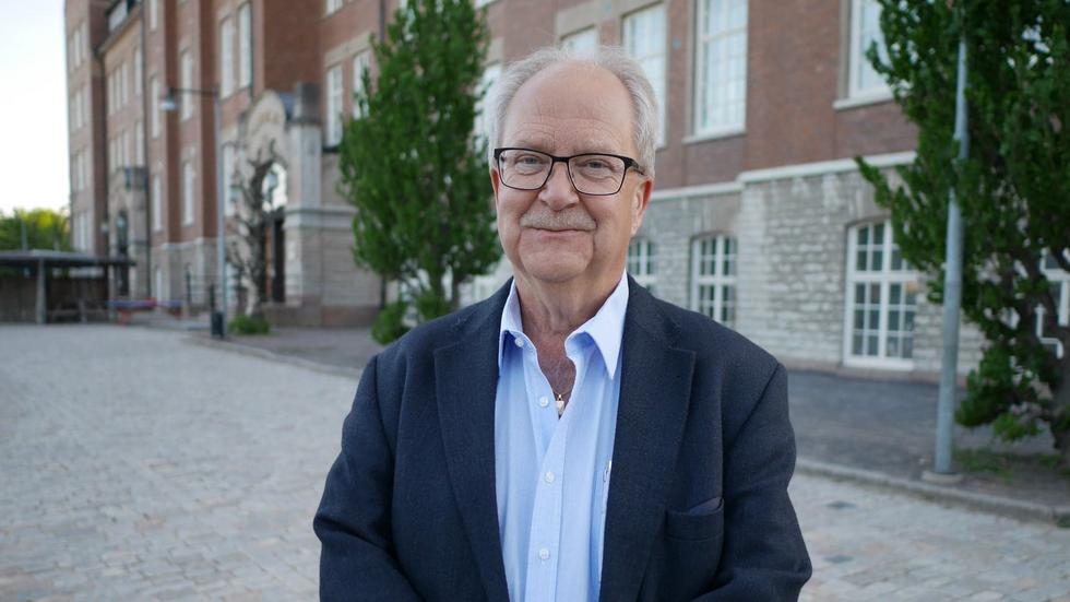 Många Jönköpingsbor har haft Per Johnson som rektor. Nu är han pensionerad sedan ett år tillbaka. Efter att ha läst om ”rektorn som försvann” höjer han nu rösten. 