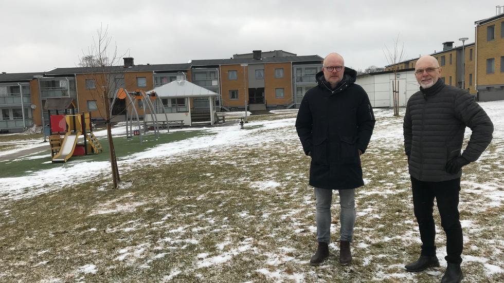 På gräsmattan bakom Christer Nilsen, bostadsbolagschef, och Hans Jarstig (KD) vice ordförande i kommunstyrelsen, kommer seniorboendet Liljekonvaljen att byggas. 