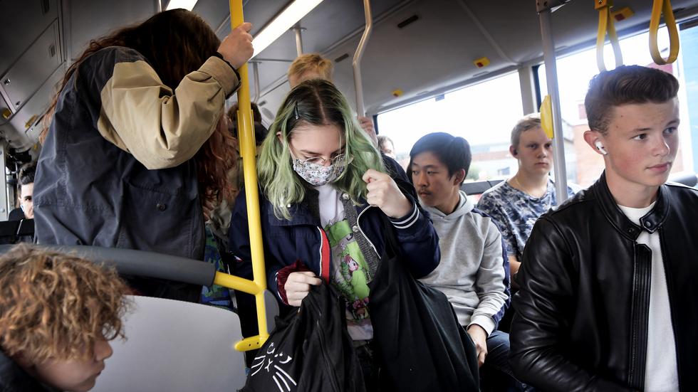 Gymnasieelever  ska ha munskydd på bussarna. Men ska de betala för munskydden själva?