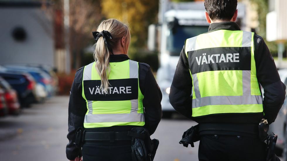 En incident som skedde i maj på en av Jönköpings länstrafiks bussar filmades och publicerades på sociala medier. I filmen kunde man se en av ordningsvakterna från Avarn uttrycka sig rasistiskt mot resenärer.