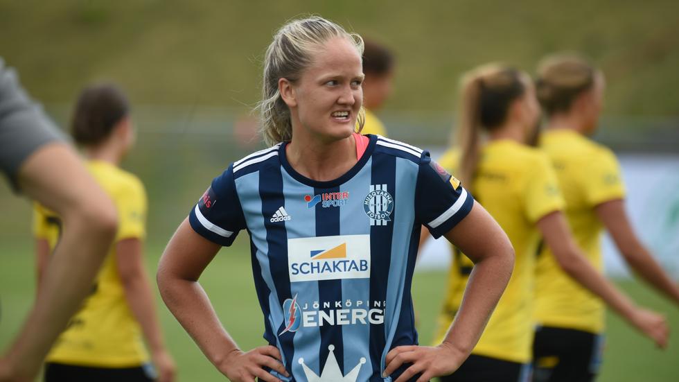 Petronella Lindström vann skytteligan i division 1 den här säsongen och har nu bestämt sig för att fortsätta lira i HFF kommande säsong.