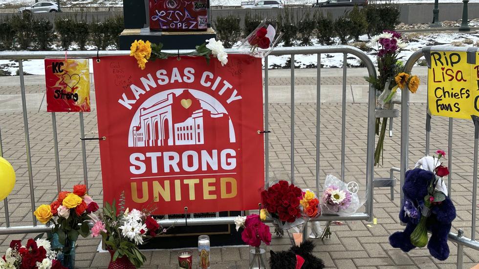 Blommor vid platsen för skjutningen i samband med en Super Bowl-parad i Kansas City.