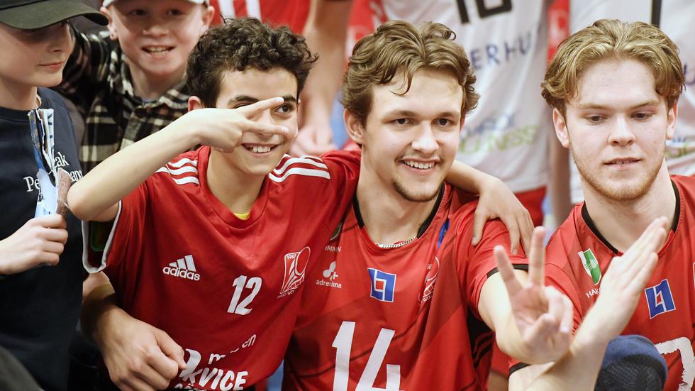 Carl Larsson (i mitten) firade efter segern. 