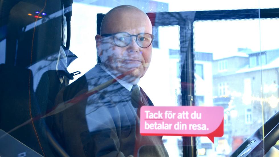 Busschauffören Mats Höglander är fackligt ombud. Han upplever att JLT förlorat mycket pengar på att biljettmaskinerna inte fungerar på regionbussarna.