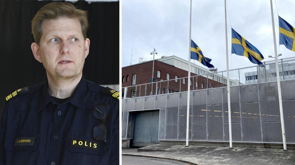 Flaggor på halv stång utanför polishuset i Jönköping, sedan en polis har avlidit  efter att ha skadats i en skottlossning i Biskopsgården på Hisingen i Göteborg.