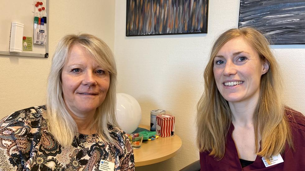 Anna Dalhard och Sara Olsson, familjebehandlare i Mullsjö kommun, är två av de tre personer som kommer att svara i telefonen då man ringer den nya tjänsten Råd och service som riktar sig till föräldrar med barn i årskurs 7-9.