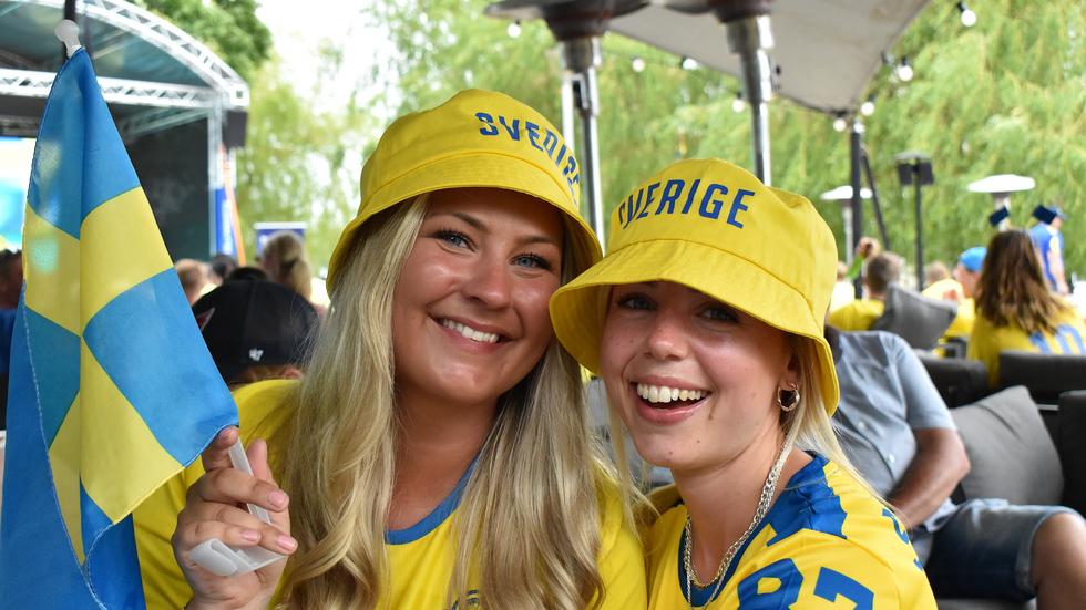 Äntligen! Linnéa Fredriksson och Hanna Thörn ser matchen på Twin City. Anledningen? Gemenskapen.