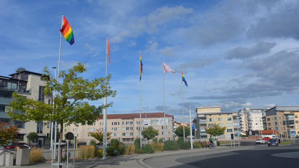 Regnbågsflaggorna välkomnade gästerna till Spira på måndagskvällen.