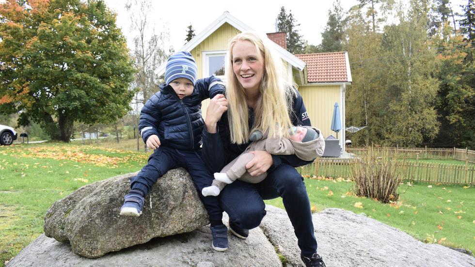 Linda Nykvist med två-åriga sonen Melker och hans sex veckor gamla lillebror som ännu inte har ett bestämt namn.