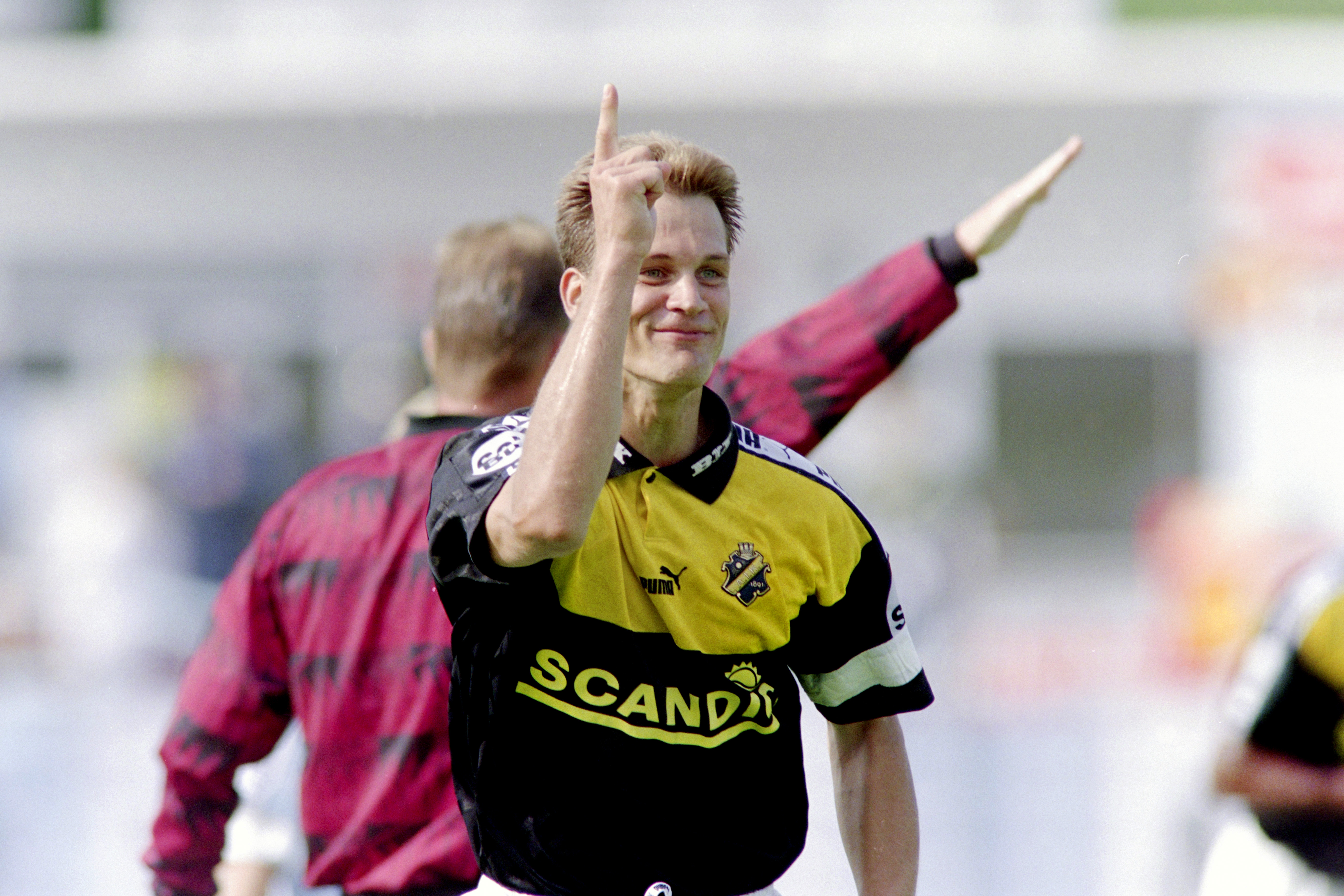 Gary Sundgren jublar över sitt mål mot MFF på Malmö stadion i augusti 1996.