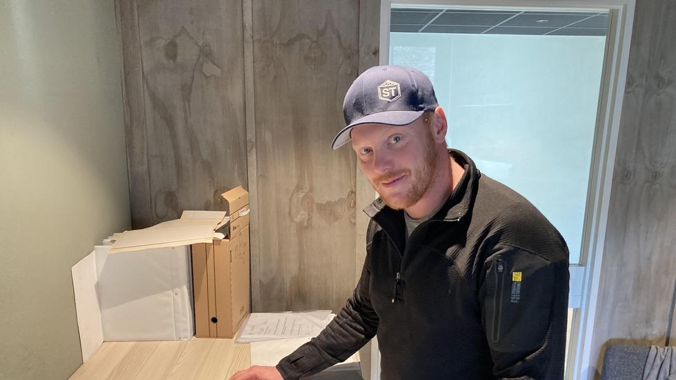 Fredrik Stålknapp brinner för att hans barn ska kunna spela hockey. Nu får han var med och bygga nya omklädningsrum.