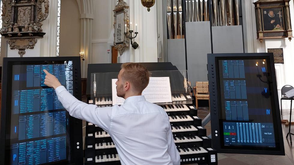 Noa Edwardsson, 20 år, inspirerades av sina kyrkomusicerande föräldrar som ung och fastnade bland annat för orgelmusik. Nu utbildar han sig till B-organist på en musikhögskola. Foto: Privat.