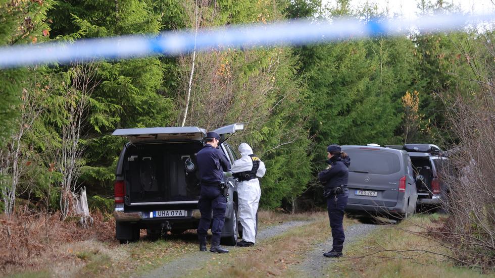Polisens tekniker på platsen utanför Vetlanda där den försvunna 21-åriga kvinnan från Vetlanda hittades död. Foto: Adam Ihse / TT 