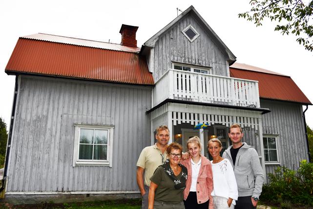 Jesper, Lene, Lili, Nanna och Martin framför den rejäla villan i Björstorp. En gammal lanthandel som kommit att bli en samlingsplats för flera generationer. ”Det är lätt att ta sig hit och härifrån kan vi enkelt köra vidare till Göteborg, Dalarna eller Vimmerby”.