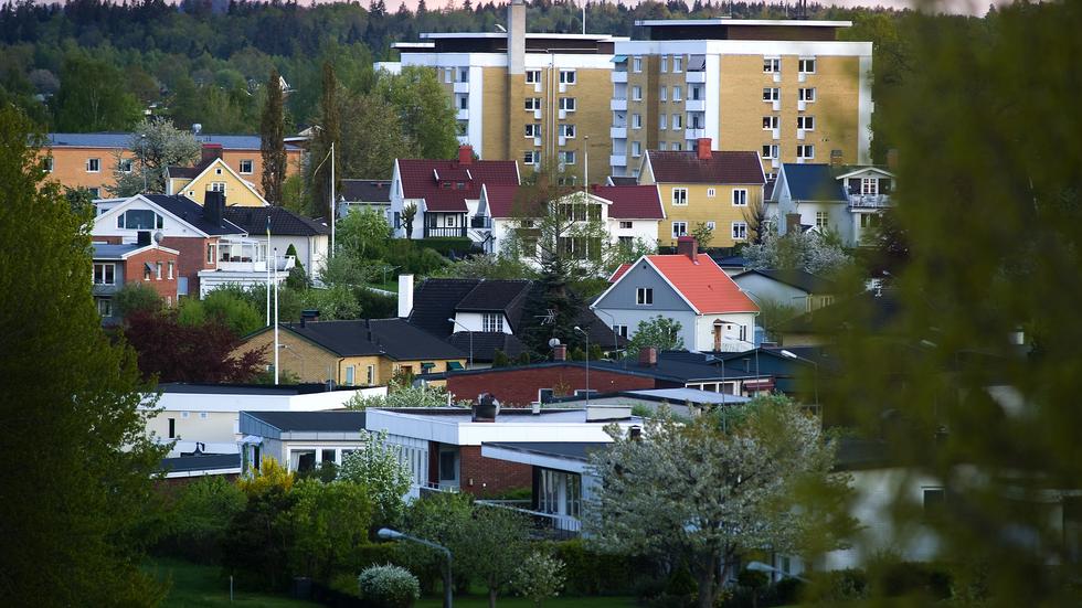 För första gången sedan i våras sjunker nu priserna på villor snabbare än på bostadsrätter. FOTO: Johan Lindbom. 