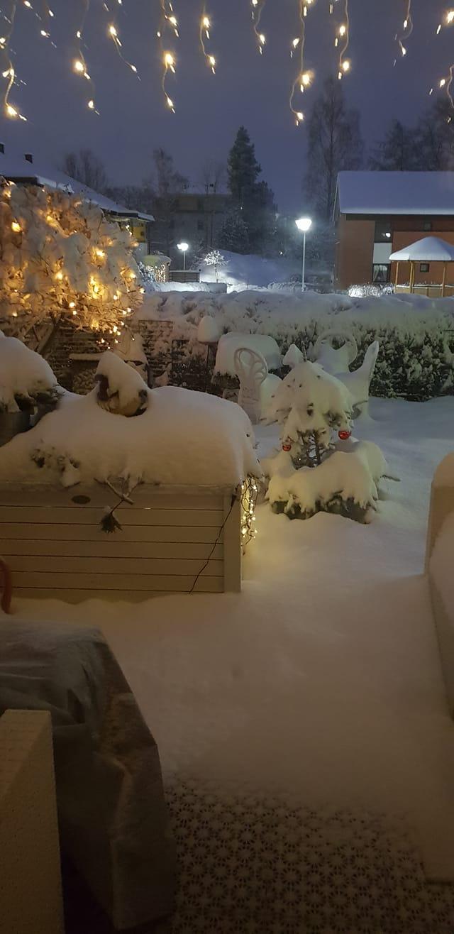 Juleljusen gav ett mysig sken i snön på Hisingstorp. Foto: Anette Hedin