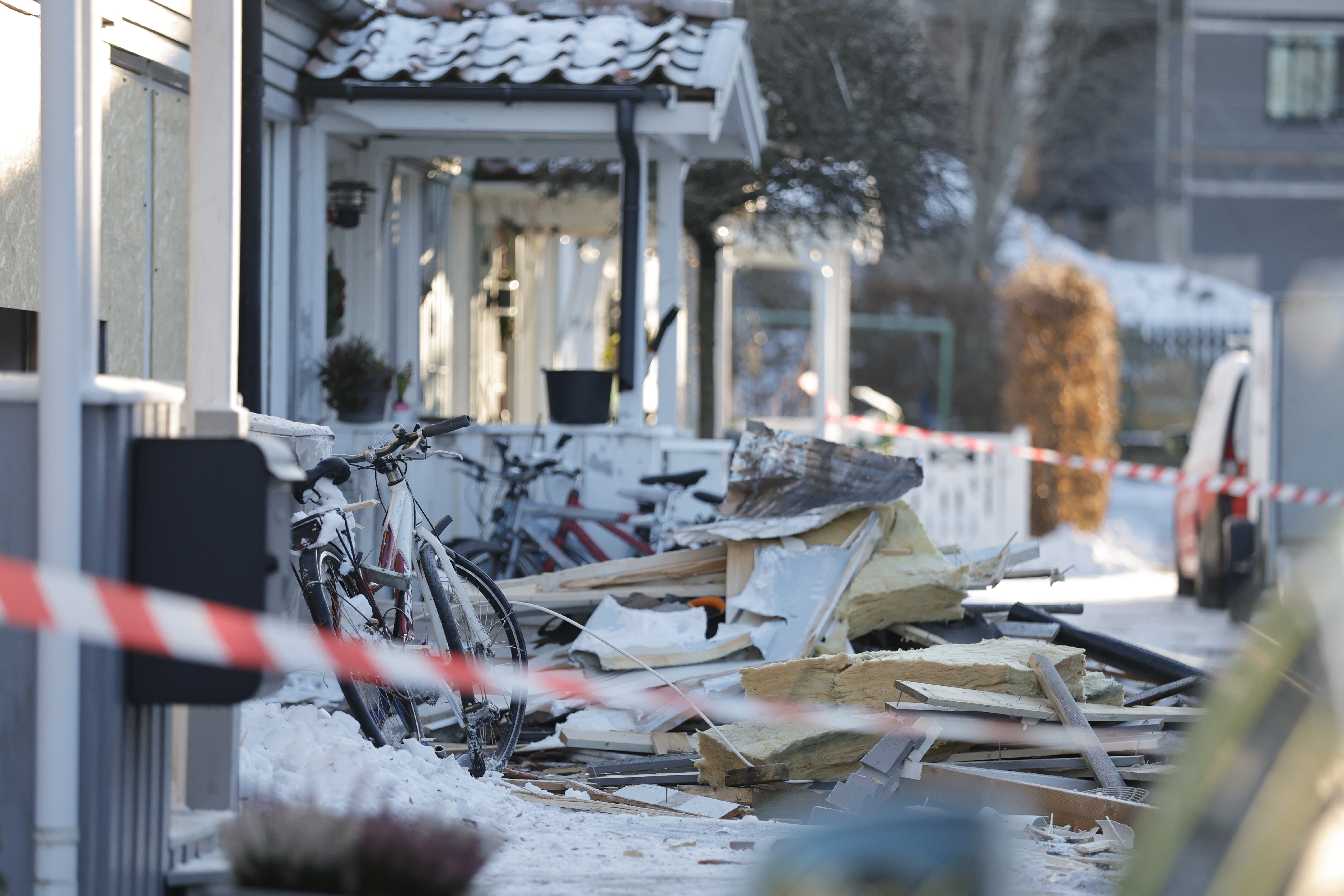 Ett hus fick omfattande skador på entrén och intilliggande fastigheter skadades av splitter vid explosionen.