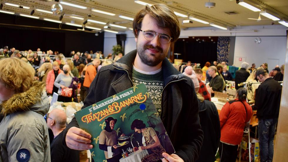 Viktor Jonsson visar upp kompisens fynd, en LP-skiva med Trazan och Banarne, på Smålands Megaloppis och Fyndmässa i Folkets park i Huskvarna. 