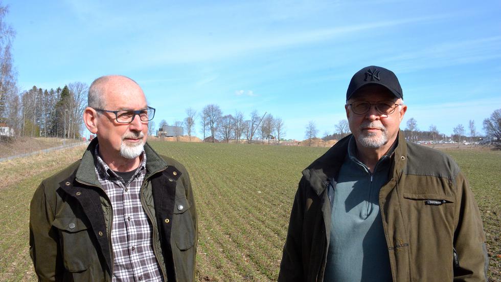 Ture Gellerbrant (till vänster) och Örjan Svensson fick inte gehör på medborgarförslaget att stoppa vidare exploatering av åkermarken i Habo kommun (De tre övriga som skrev medborgarförslaget, som inte är med på bild, är Leif Åkerfeldt, Egon Andersson och Harry Frederiksen). 