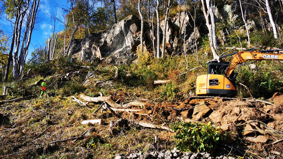 Det röjs stenblock och växtlighet i bergssluttningen utmed järnvägen i Norrahammar. Foto: Mattias Gellenmyr, Trafikverket
