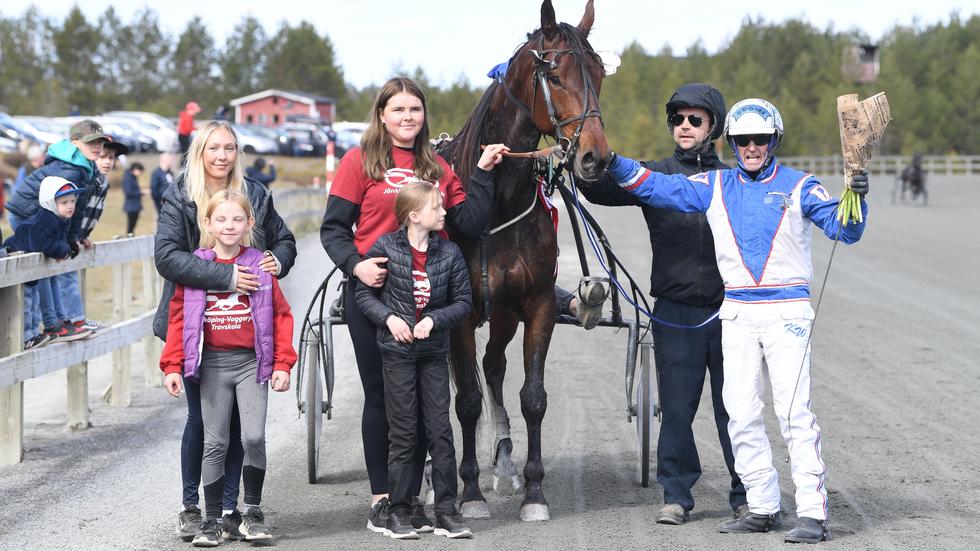 Första loppet, Travskolans lopp, i GS-75 tävlingarna vanns av hästen Simson Saar från Bottnaryd. Kusken heter Kai Widell. Tjejerna som är med i travskolan i Vaggeryd heter Maja, Stina, Elvira och Agnes.