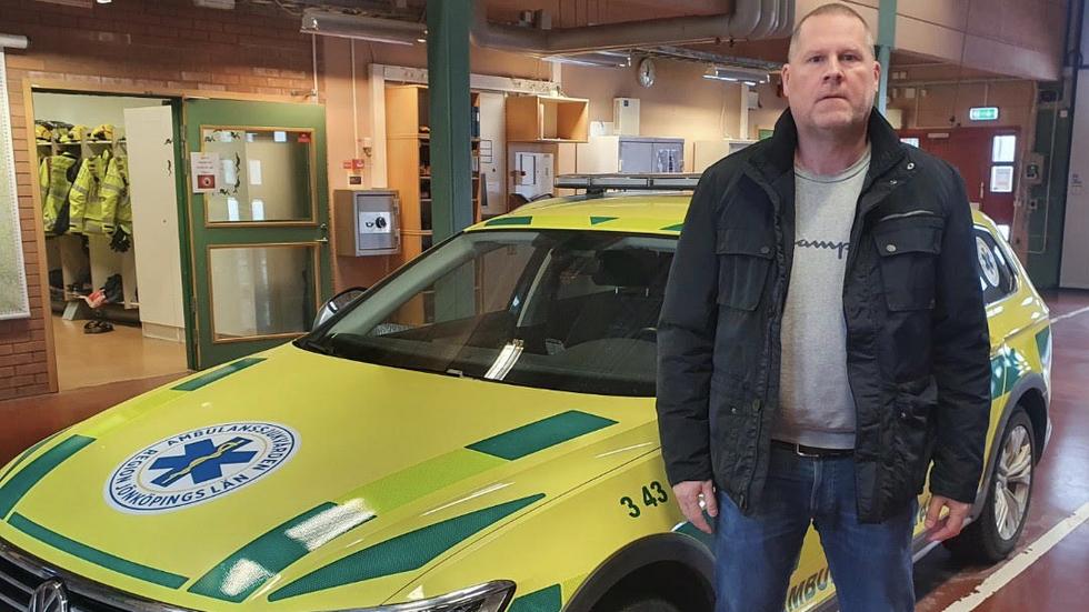Lars Svärd, fackligt ombud för Kommunal och ambulanssjukvårdare i Region Jönköpings län, uppger att personalbristen i sommar är en konsekvens av att Vårdförbundet inte velat ha in personal med mindre erfarenhet i sommar.