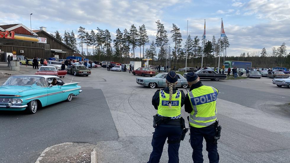 Jönköpingspolisen fick agera vid VIP-motellet i Mullsjö när hundratals bilar samlats. Delar av parkeringen stängdes av under en timma.