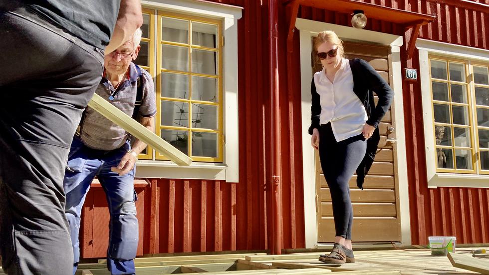 De tryckta reglarna och plankorna på släpet blir succesivt till en altan utanför Martina Samuelssons nya lägenhet i det röda huset i Dunkehallaravinen.