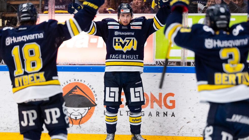 Jonathan Wikström i mitten, här i HV:s tröja, är klar för Troja-Ljungby nästa säsong.