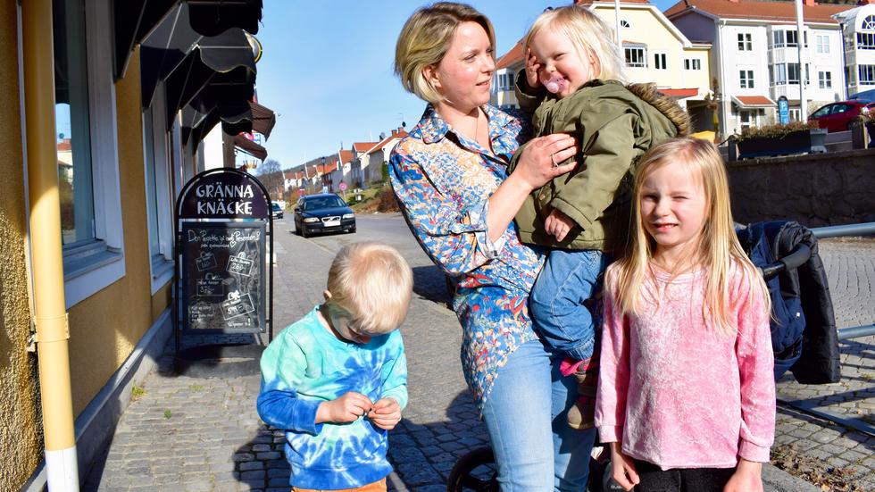 31-åriga Louise Sandqvist med barnen fyraårige Love, tvååriga Vilja och sexåriga Livia trivs bra i Gränna men Louise anser att det rimligtvis borde finnas skyddsrum där – ifall att det skulle hända något.