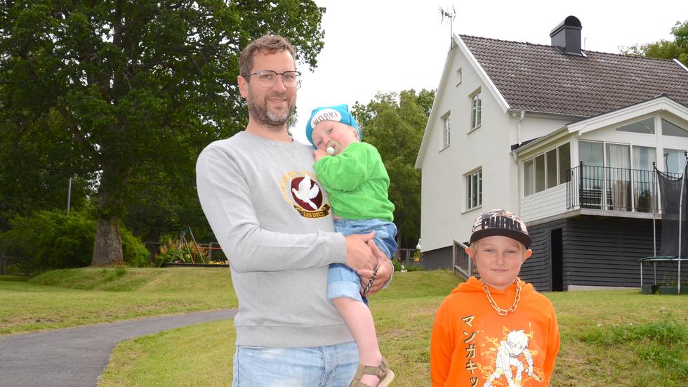 Jens Ebbers, sönerna Nils och Wilmer samt den gamla eken intill villan i Bondstorp.