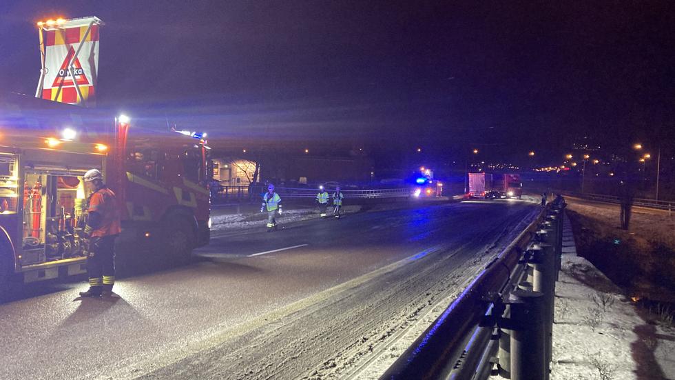 Två lastbilsolyckor inträffade på E4, vid trafikplats Huskvarna södra, på tisdagsnatten.