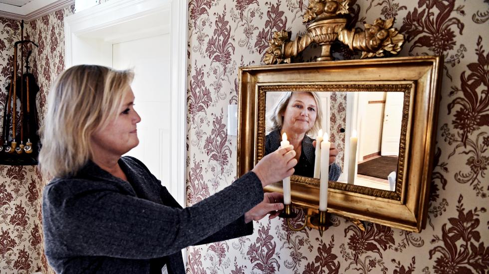 Vackra bruna tapeter i Dalins sal. Avdelningschef Annelene J Henning  visade runt.